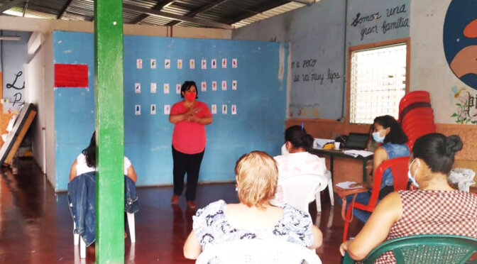 Familias de Los Pipitos Matagalpa reciben Curso de Comunicación y Familia, basado en lengua de señas, para establecer una mejor comunicación con sus hijos e hijas.