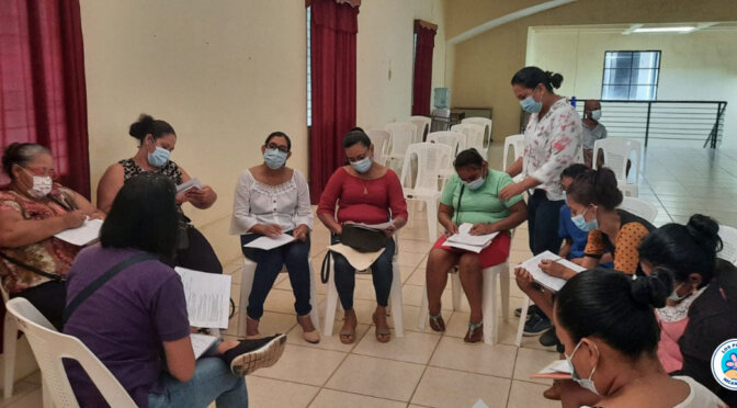 Padres y madres de Los Pipitos Bluefields capacitándose sobre la metodología La Familia Educa, para desarrollar habilidades para la vida de sus hijos e hijas.