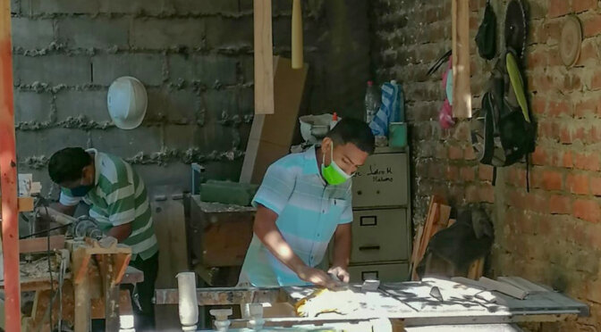 Adolescentes y jóvenes del CAV de Los Pipitos de Rivas, y sus familias, elaboran productos de madera, como parte de las actividades pre laborales, desarrollo de habilidades para la vida y emprendimientos familiares, felicidades PIPITOS RIVAS.
