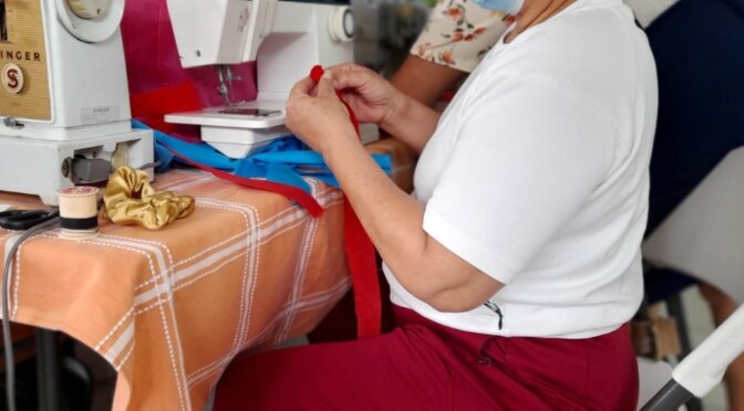 Madres de familia de jóvenes del Programa Adolescencia y Juventud de Los Pipitos, recibieron el “Taller de Costurero Emocional”, cuyo objetivo es comprender y regular las emociones de las familias.