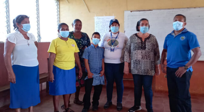 Reunión con familias líderes de Waspam para promover la organización de las familias para la gestión local.
