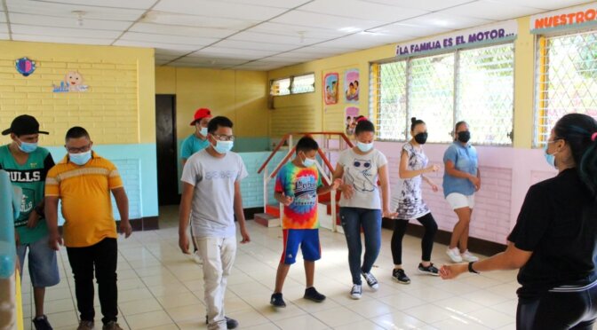 Adolescentes y jóvenes del CAV Ciudad Sandino participan en clases de danza, que se imparten en el marco del Proyecto DesarrollArte