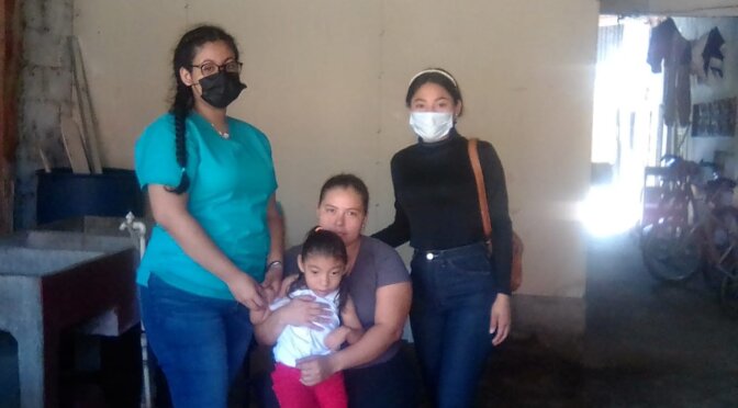 Equipo del CAV Los Pipitos Masaya realizando acompañamiento a las familias.