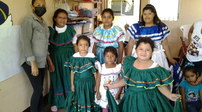 Niños y niñas de Los Pipitos de San Rafael del Sur, en clases de pintura y danza; impartidas en el marco del Proyecto DesarrollArte.