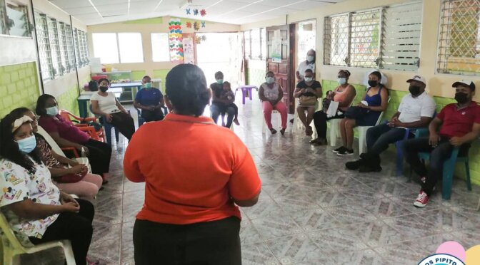 Padres y madres de Los Pipitos de Rivas, compartiendo la metodología de trabajo “de familia a familia”.