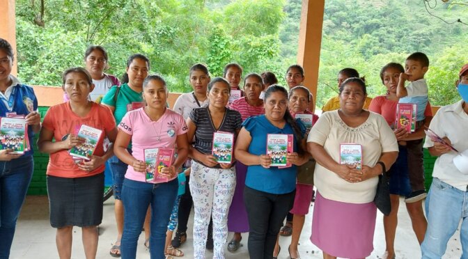 Padres y madres de familia de Los Pipitos Telpaneca sostuvieron una charla educativa sobre violencia intrafamiliar, misma que realizaron en coordinación con el Ministerio de la Familia de la localidad.