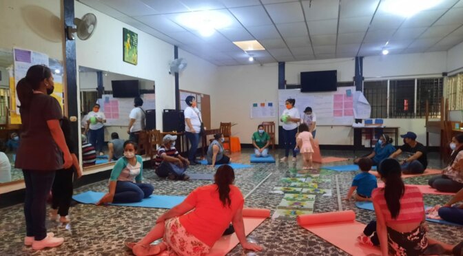 Familias de Los Pipitos Jinotega estimulando el desarrollo de sus hijos e hijas, en los Círculos de Promoción del Desarrollo Infantil.